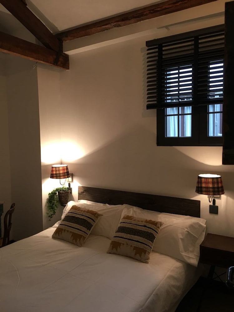 ROOM, DOUBLE BED