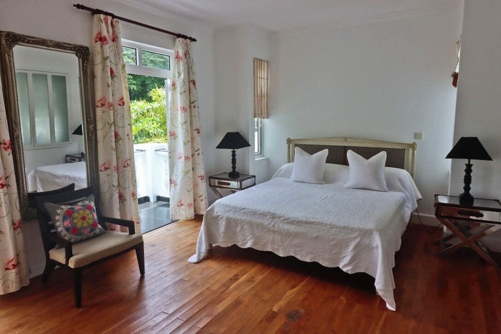 DELUXE, KING BED, BEACH SIDE, MOUNTAIN VIEW