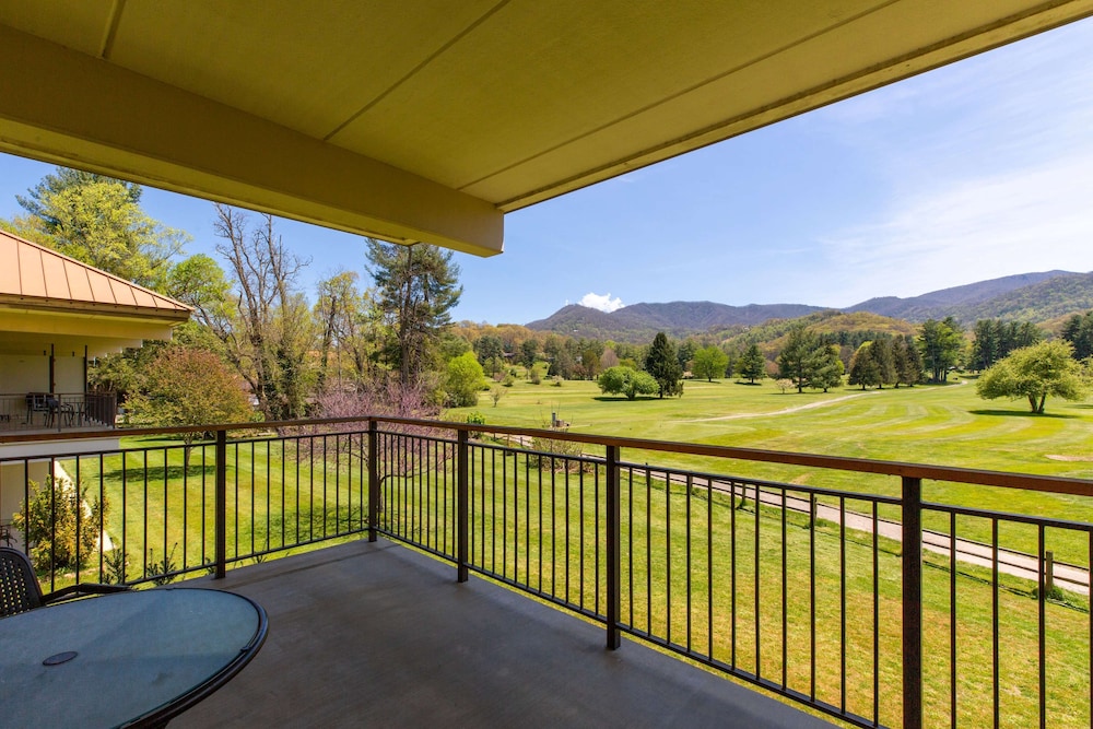 Waynesville Inn and Golf Club, Tapestry Collection by Hilton 8/72