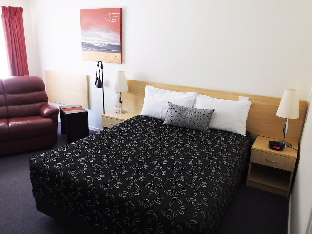 EDINBURGH MOTOR INN 19/36