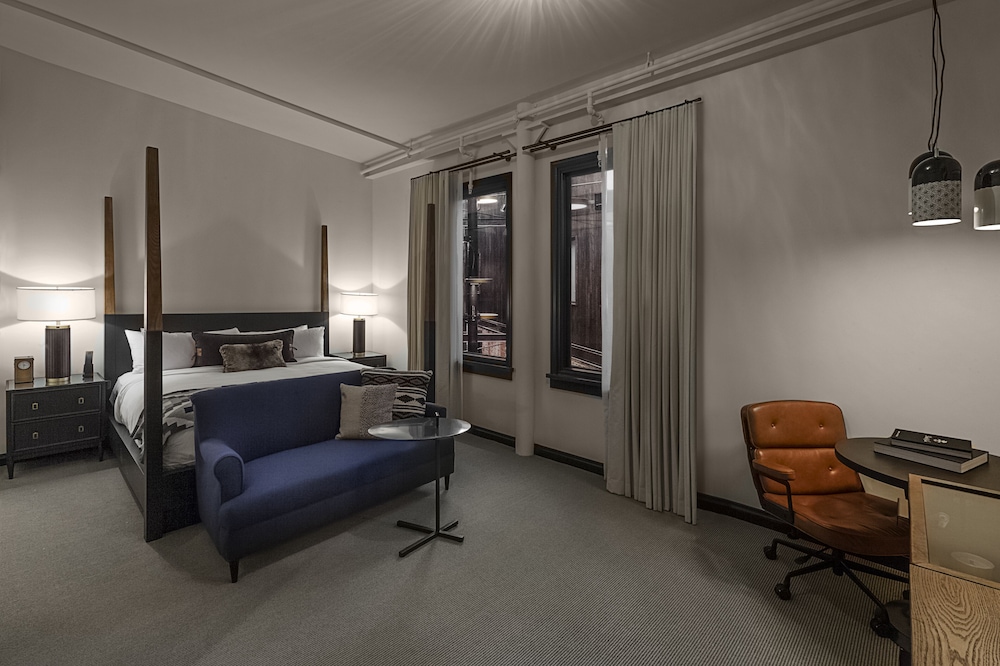 Crossroads Hotel 41/53