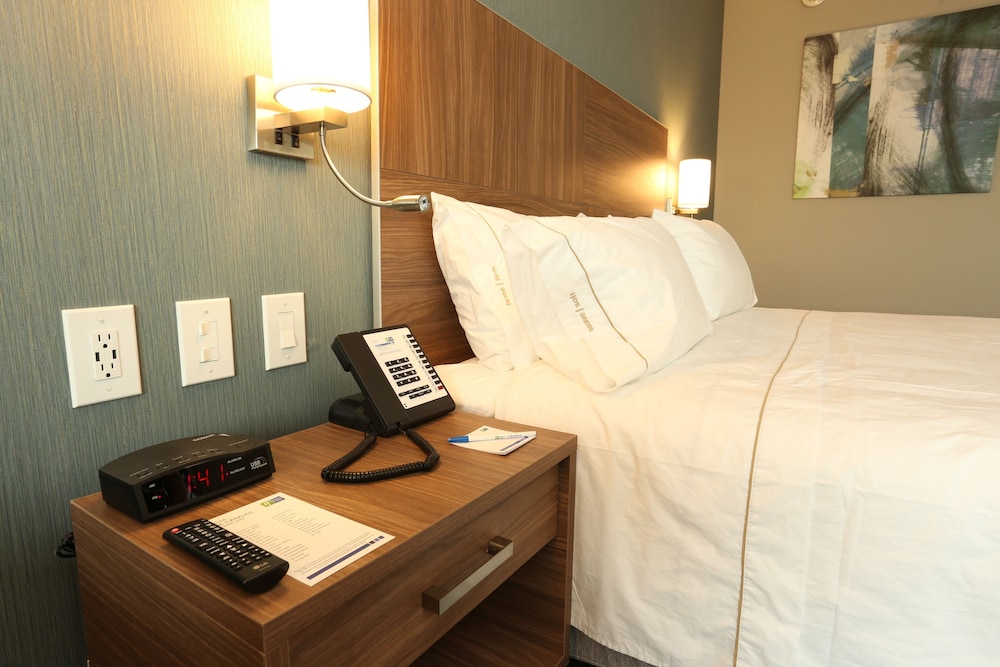 Holiday Inn Express & Suites Mexicali 24/66