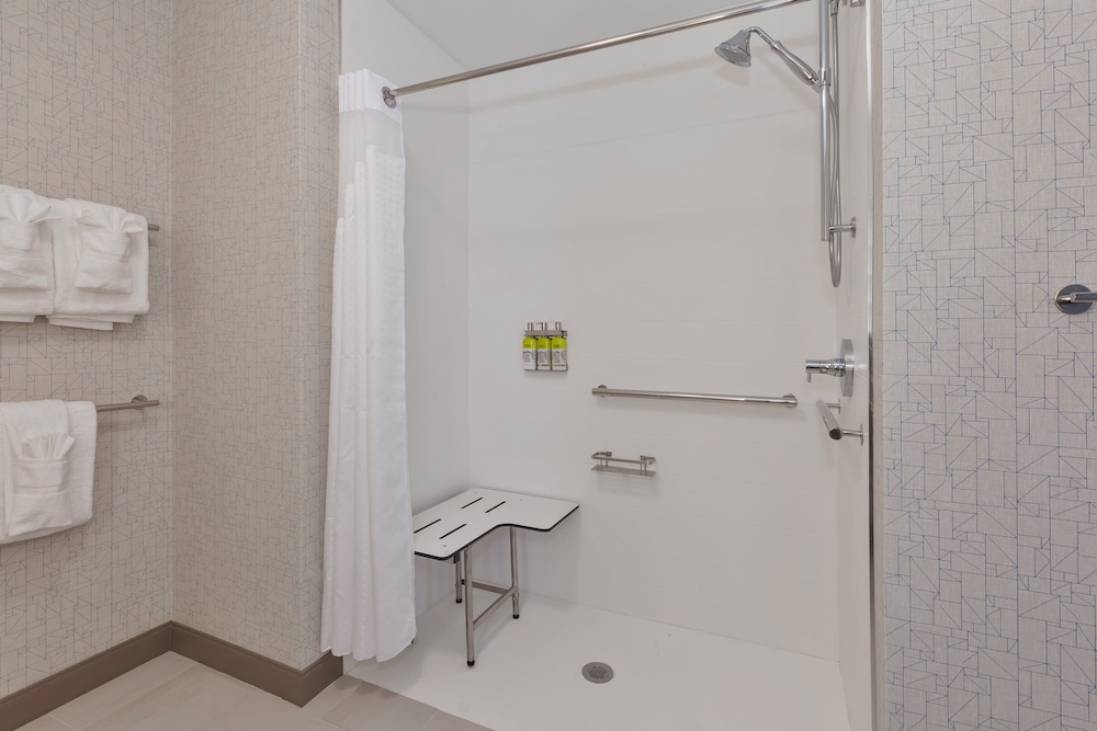Holiday Inn Express Suites Grand Rapids Airport South 14/39