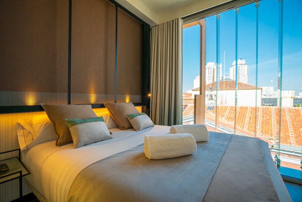 ROOM, DOUBLE BED