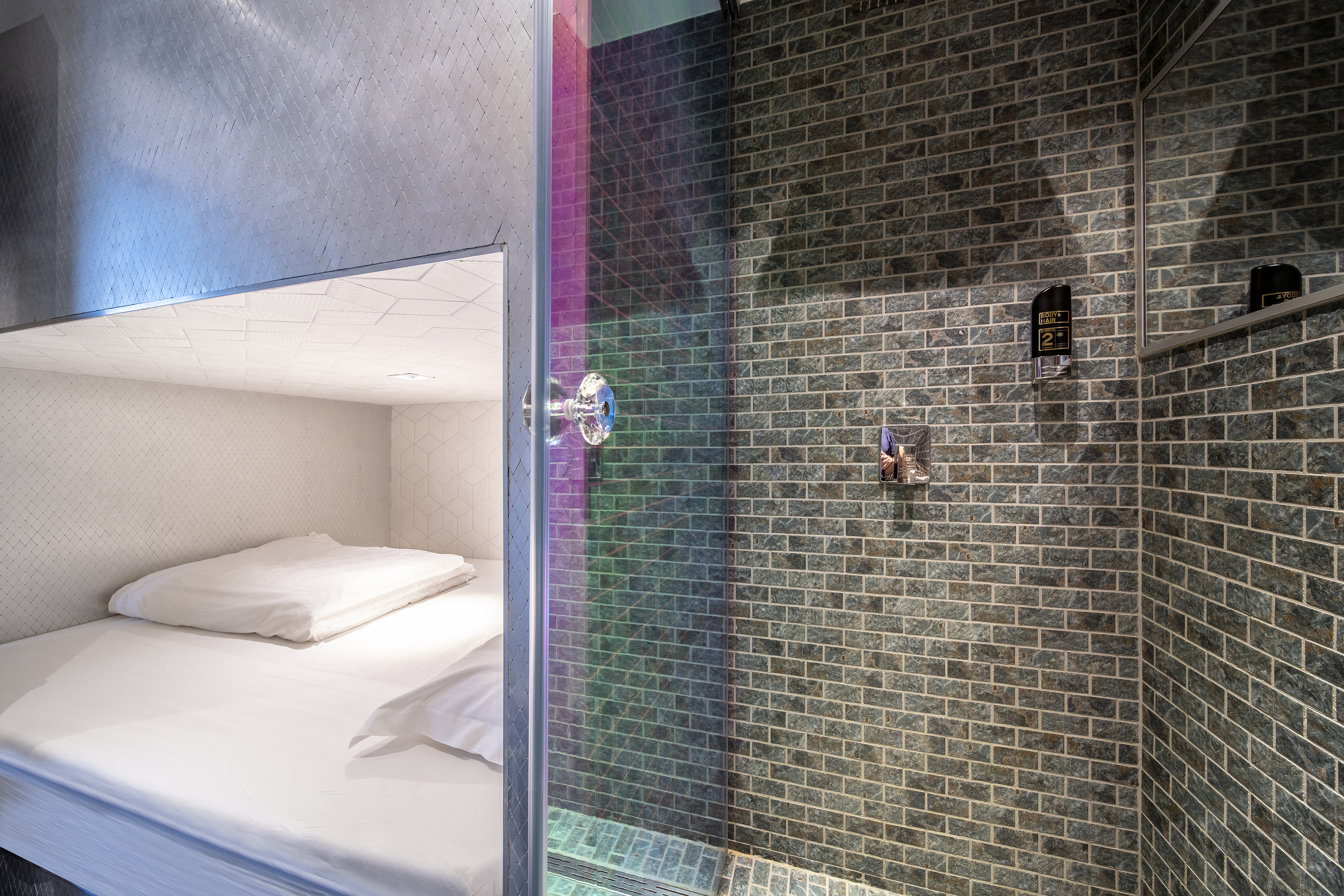 Diamond Capsule Hotel Amsterdam South 24/32