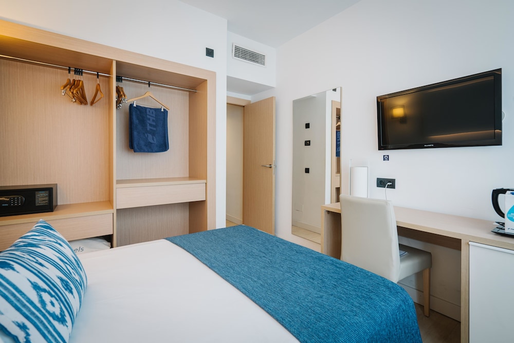 ROOM, SINGLE