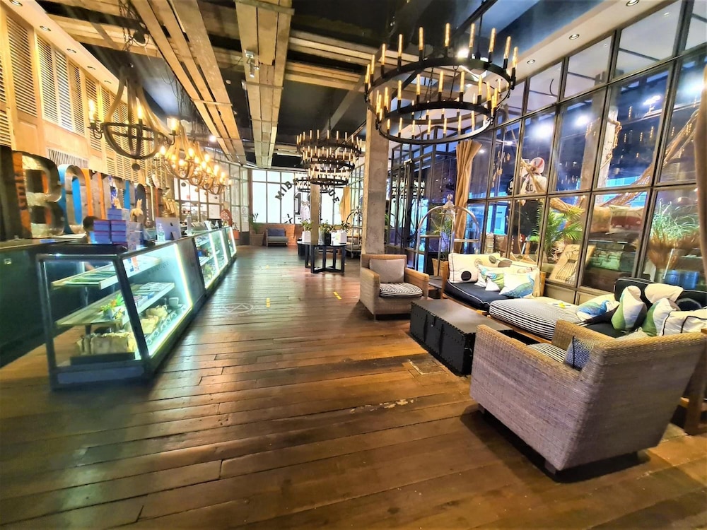 M Boutique Station 18 50/65