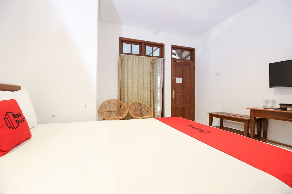 Reddoorz Plus Near Alun Alun Selatan 2 12/32