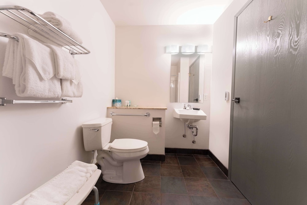 غرفة قياسية بسرير كوين لذوي الإعاقة، Prestige Hudson Bay Lodge & Conference Centre, WorldHotels 2/3