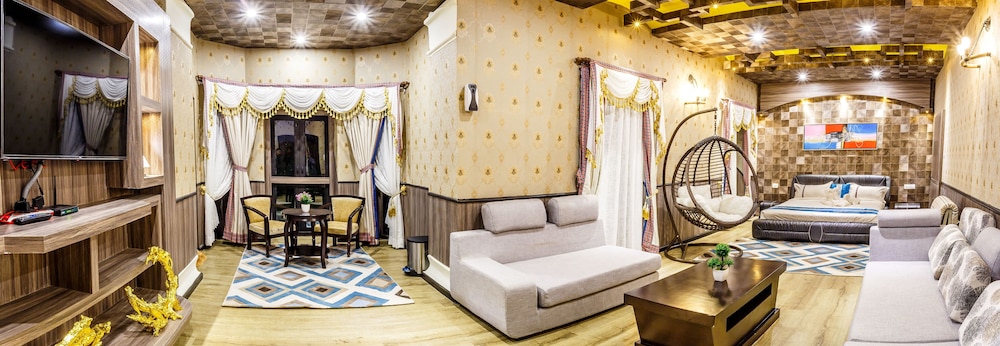 Royal Empire Boutique Hotel 33/47