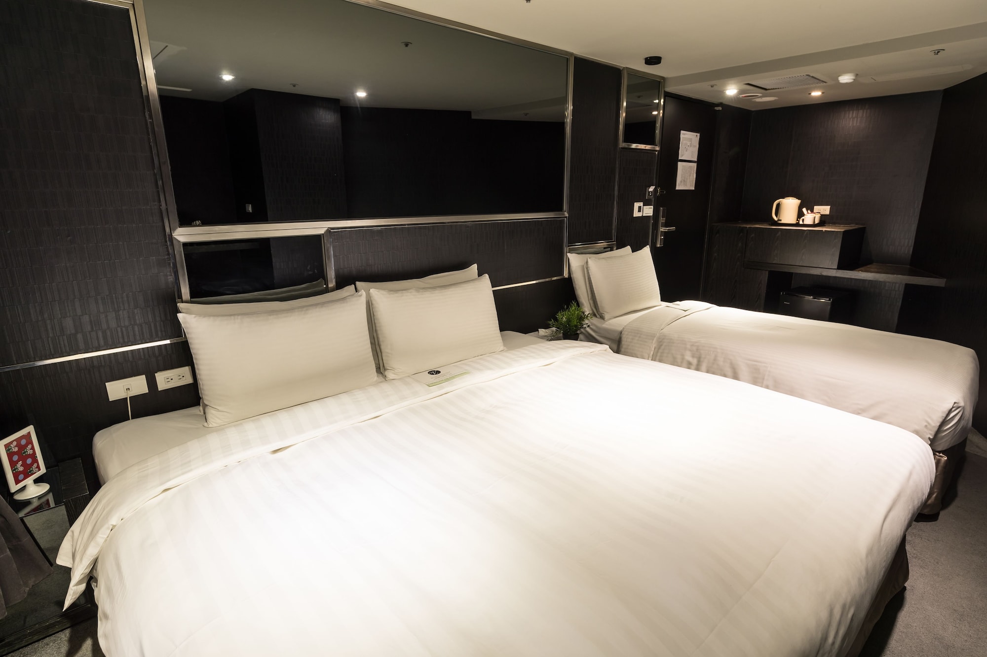 ROOM, TRIPLE, NO WINDOW