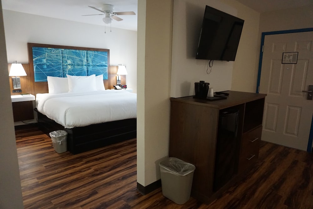 Red Lion Inn & Suites Nashville Airport 9/18