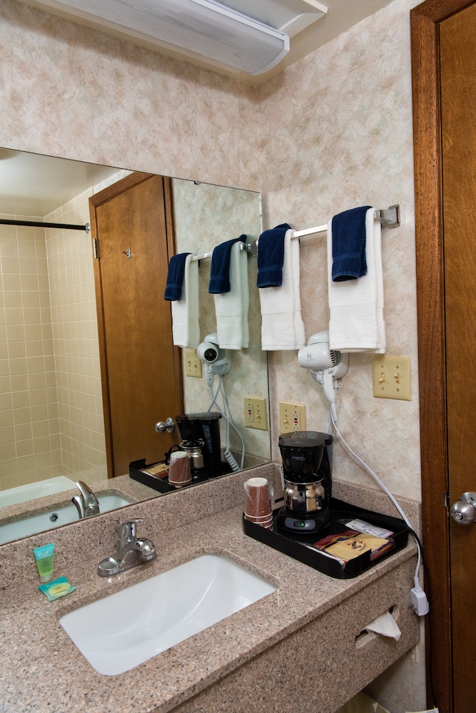 Ozarka Lodge Eureka Springs 26/28