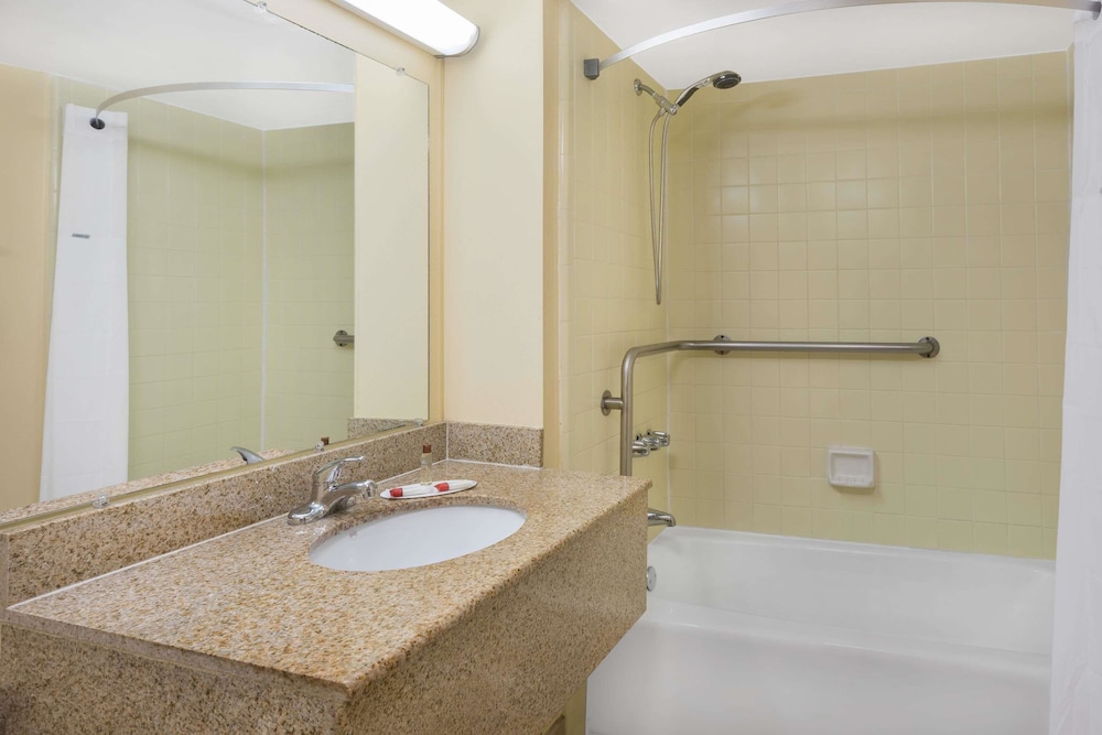 Days Inn by Wyndham Mt Pleasant-Charleston-Patriots Point 26/26