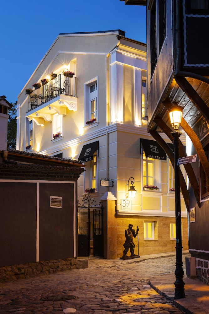 Hotel Gallery 37 5/58