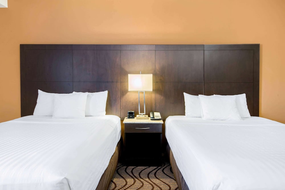 La Quinta Inn & Suites by Wyndham Oshawa 21/48