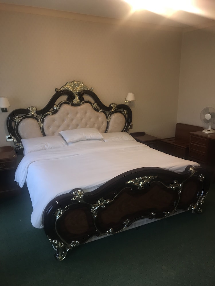 Three Queens Hotel 29/50