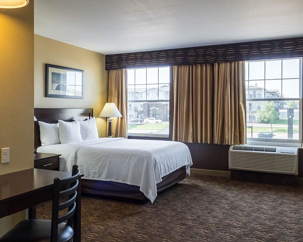 Efficiency, Suite, Queen Bed, Accessible