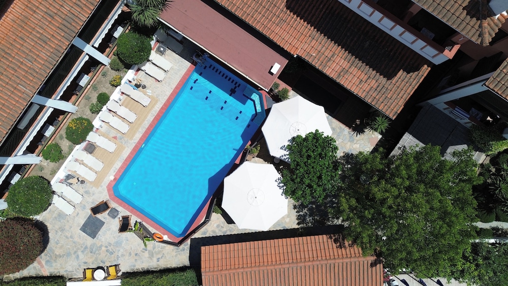 Ammon Garden Hotel 33/35