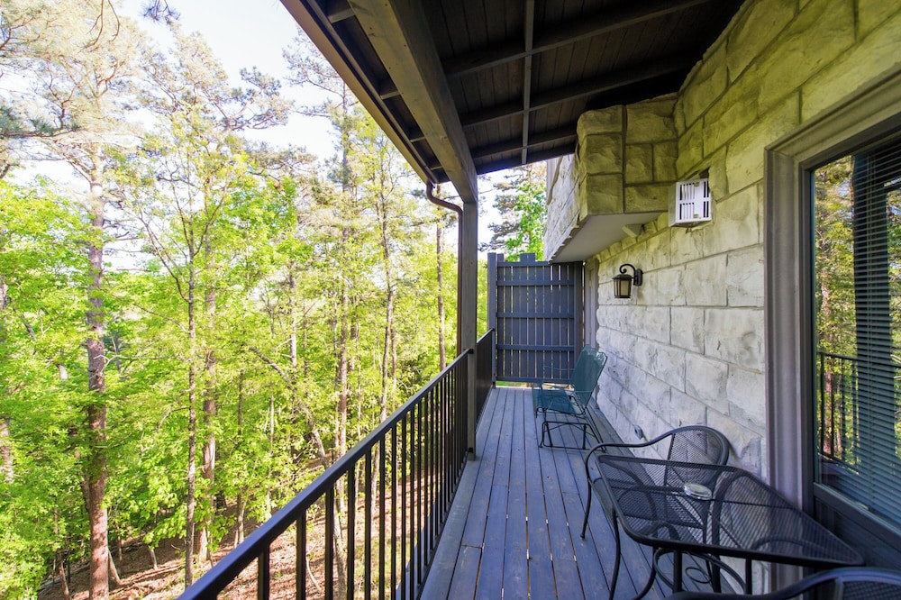 Eureka Springs Treehouses, Hobbit Caves &amp; Castles 23/52