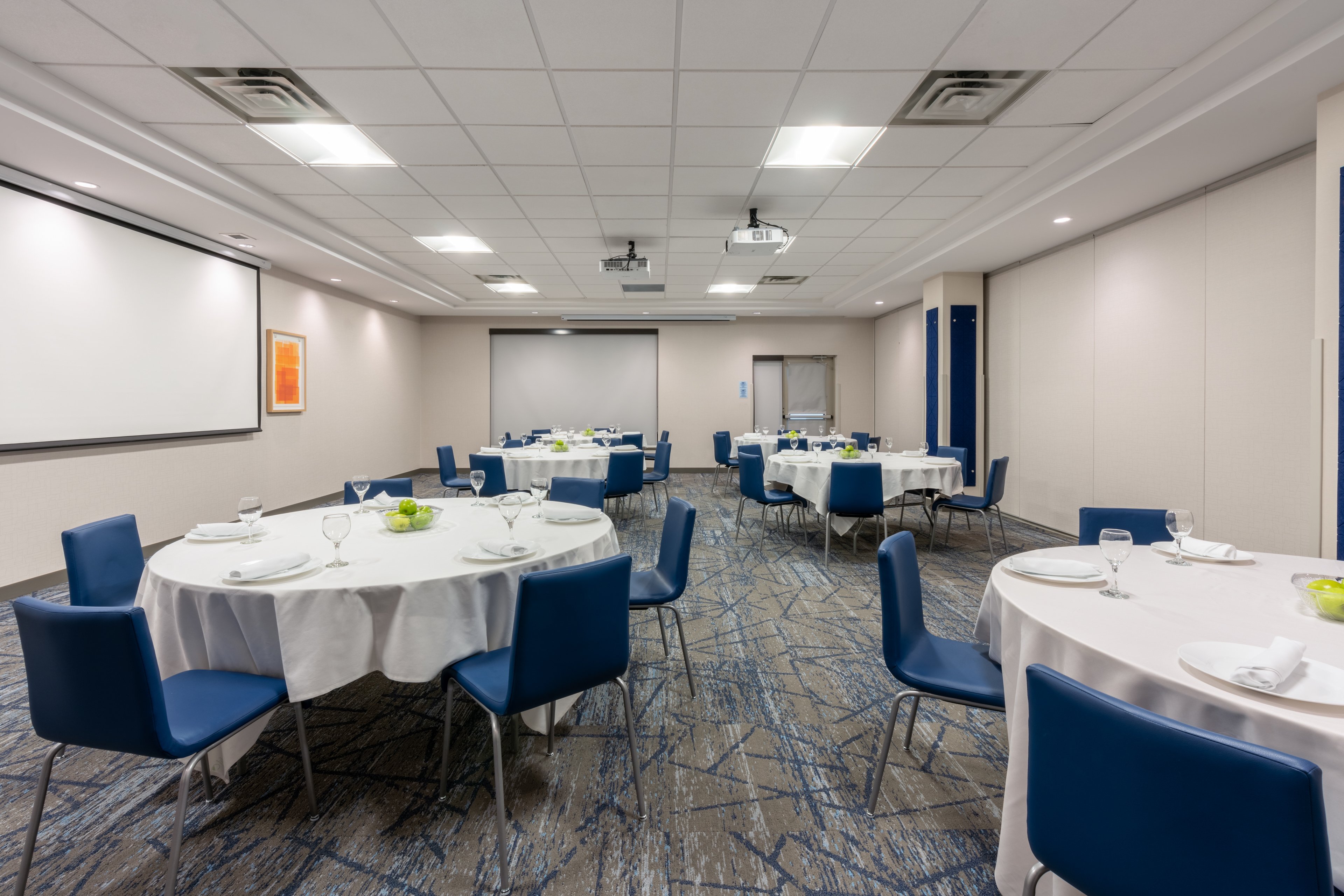 Holiday Inn Express Suites Vaughan 72/78