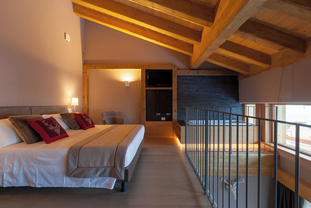 Alpine, Suite, Queen Bed, Sunset View, Sofa