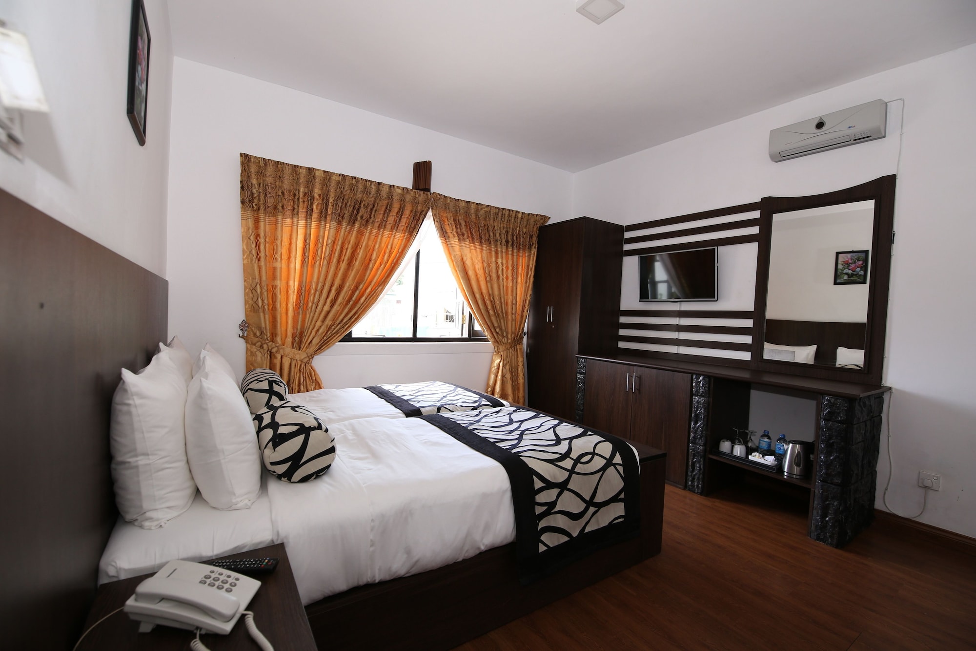 DELUXE, DOUBLE OR TWIN BED