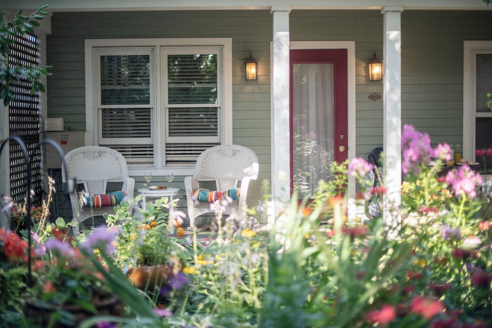 Hidden Garden Cottages Bed &amp; Breakfast 6/49