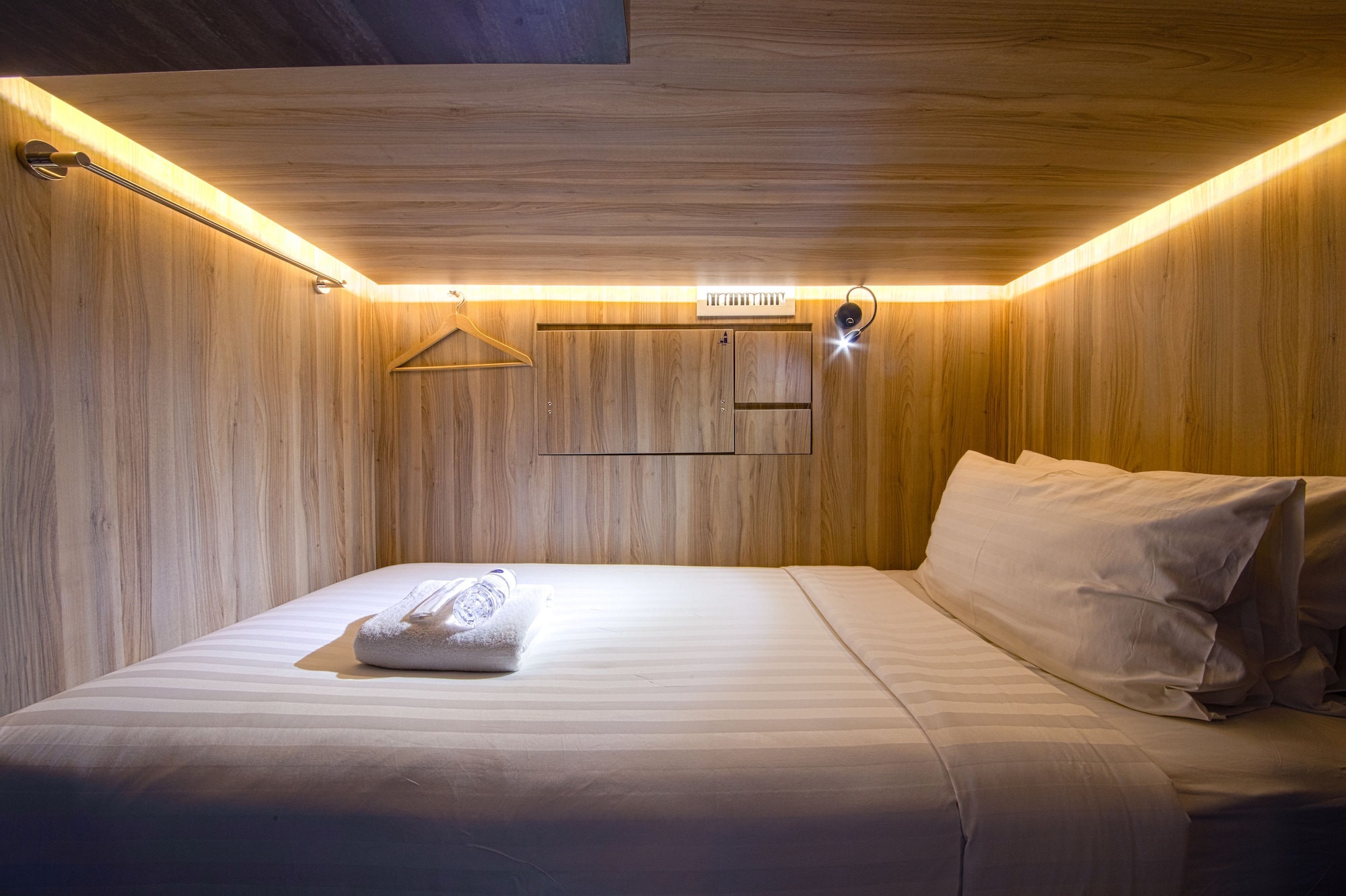 PRIVATE, CAPSULE, TWIN BEDS