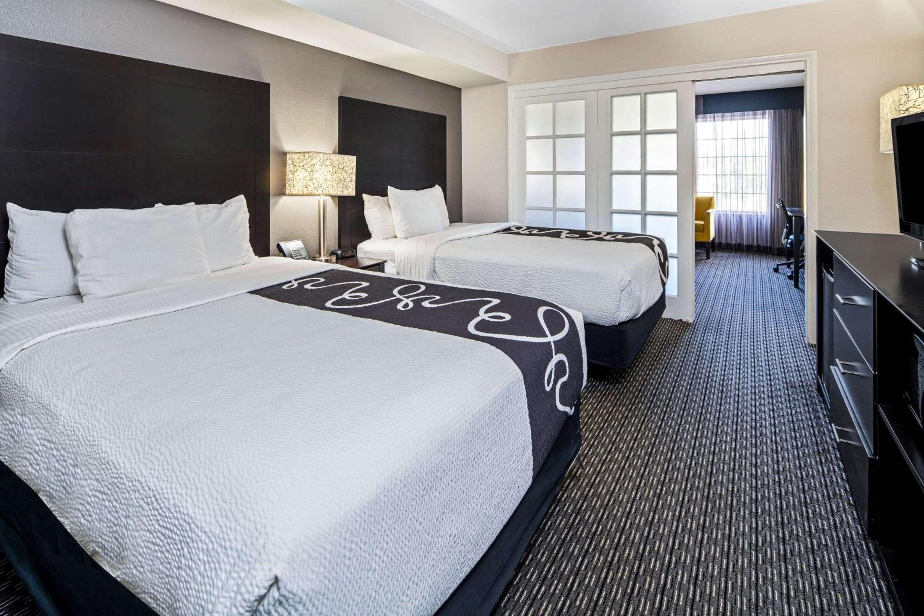 غرفة بسريرين مزدوجين بحوض استحمام لذوي الإعاقة، Holiday Inn Express & Suites Anaheim Convention Center Area 4/8