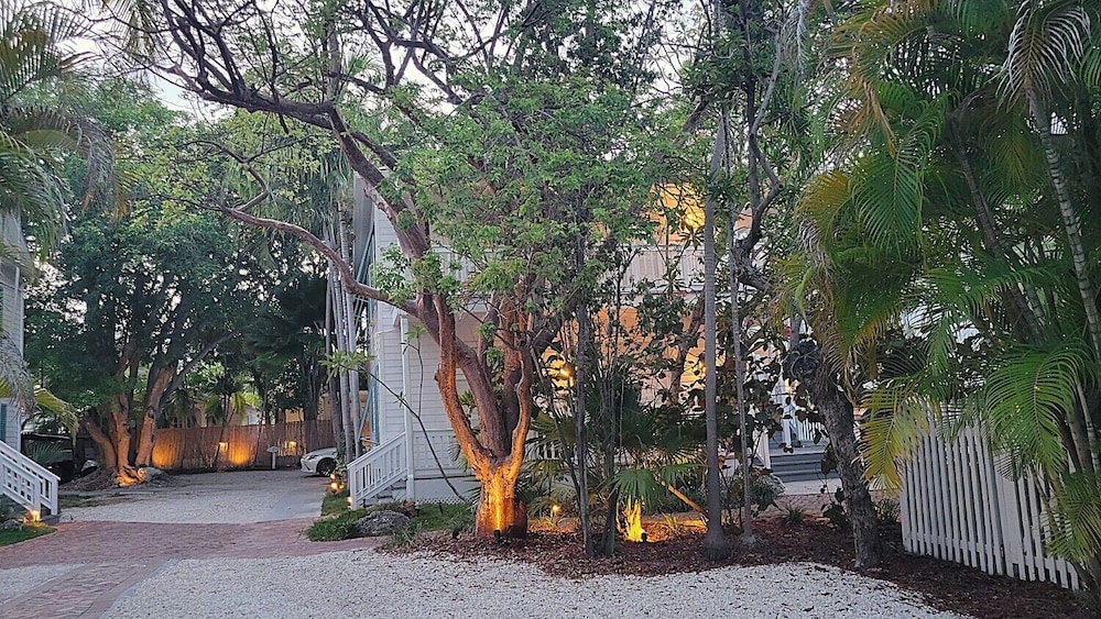 The Paradise Inn Adults Only 67/75