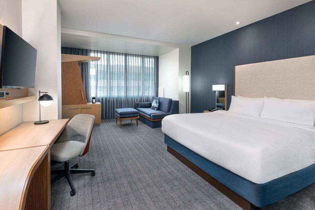 Guest Room, King Bed, Canal Side