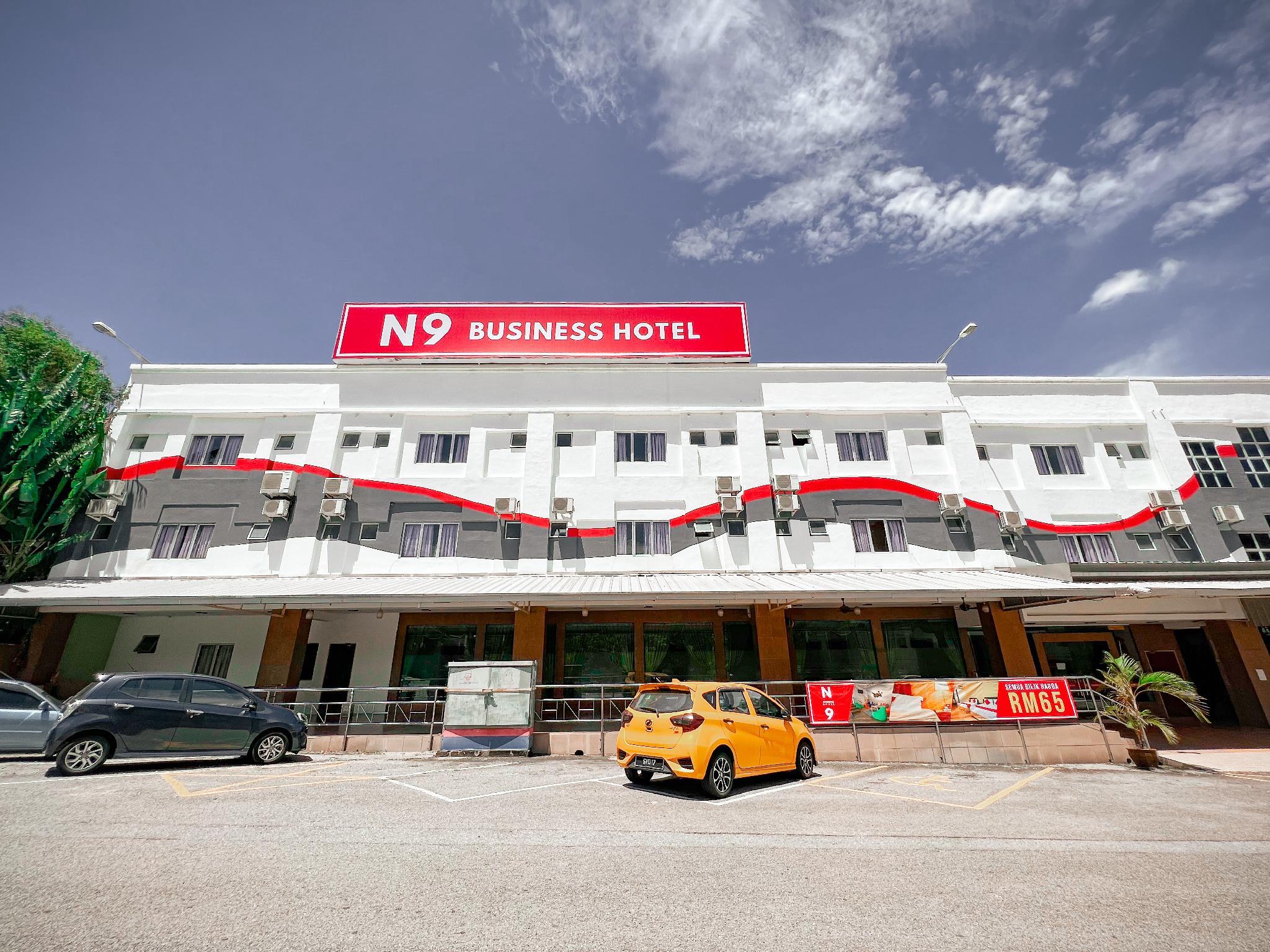 OYO 43955 N9 Business Hotel 2/27