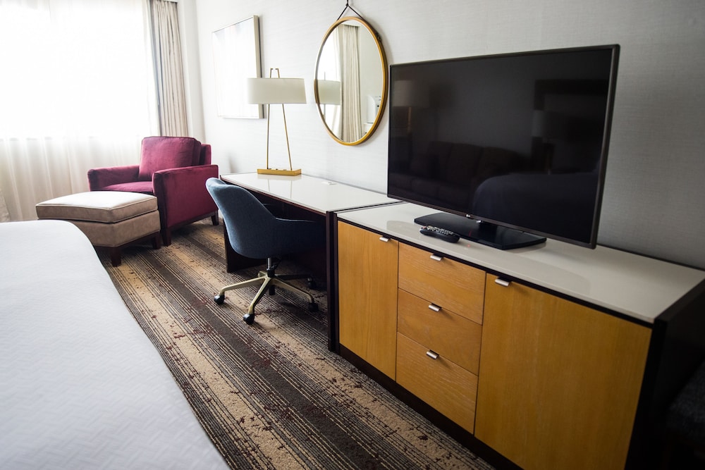 Crowne Plaza Edison 49/51