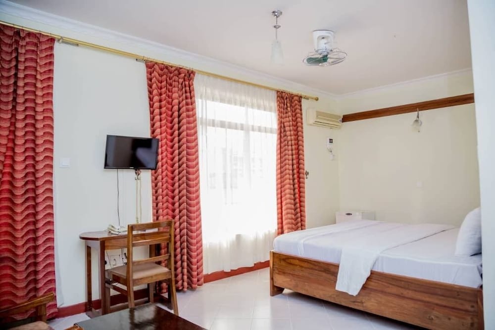 Kilimanjaro Crane Hotel 15/45