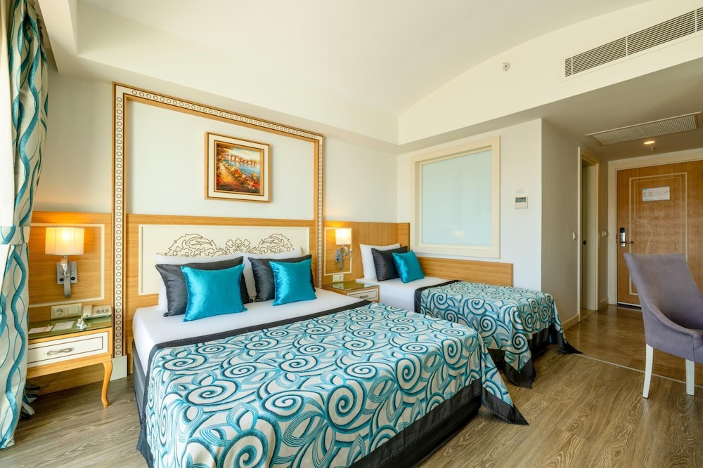 Standard, 1 Queen and 1 Single Bed, Partial Sea View, Terrace