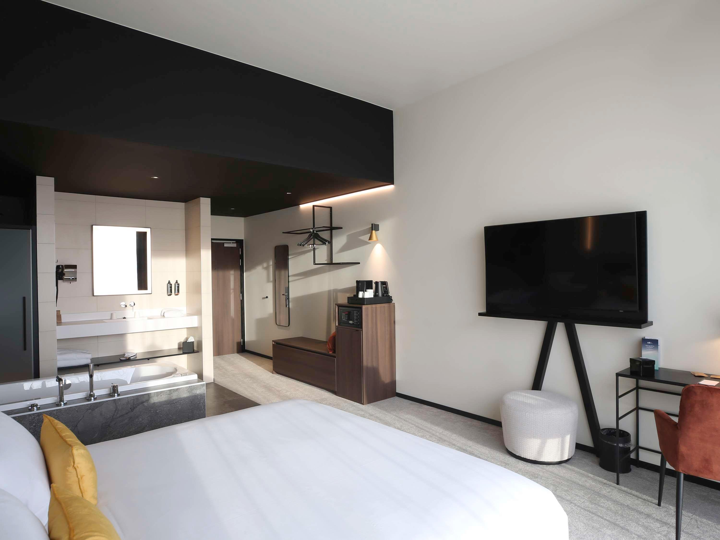 Junior Suite, King Bed, Citadel or River View, Balcony, Bathtub