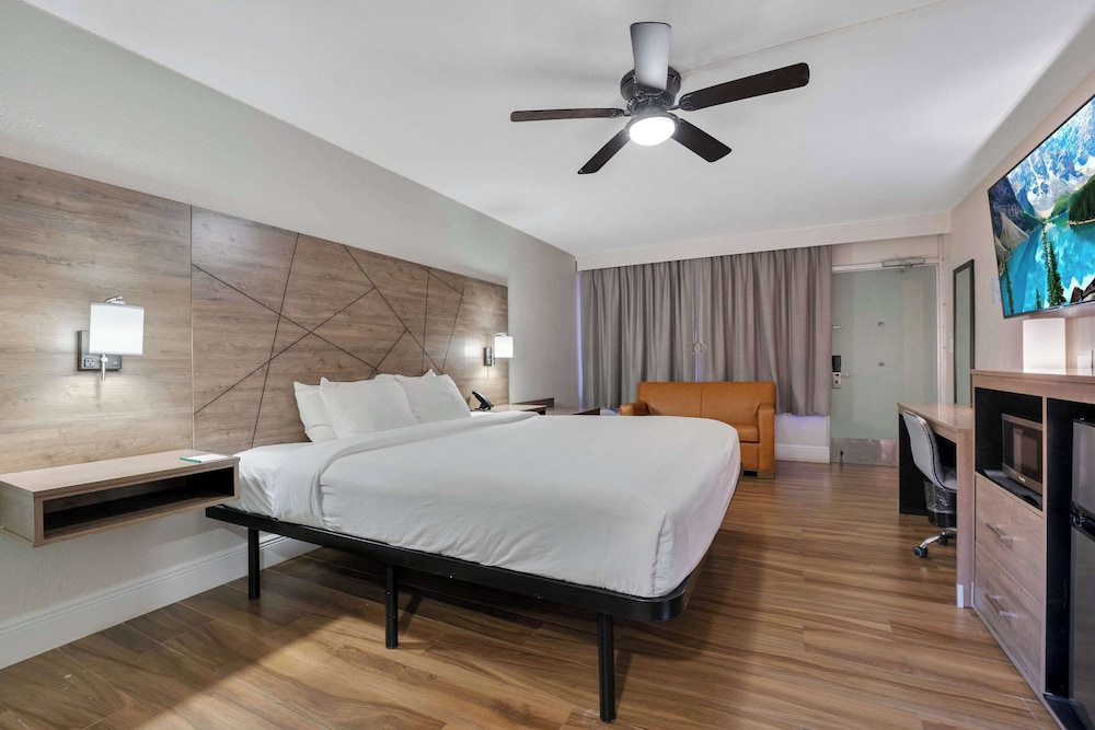 غرفة بسرير كينج لذوي الإعاقة، Quality Inn and Suites Airport Cruise Port Hollywood 2/10