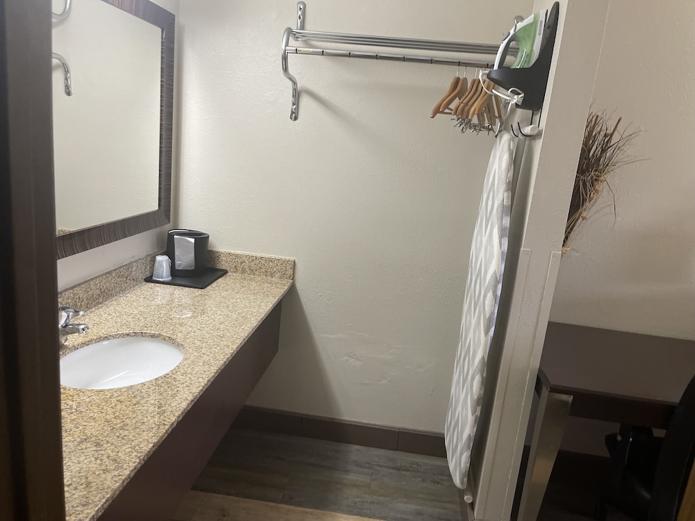 Royal Inn & Suites 21/24