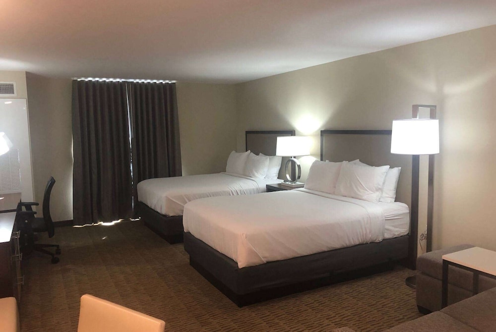 Hawthorn Suites by Wyndham Monahans 2/15