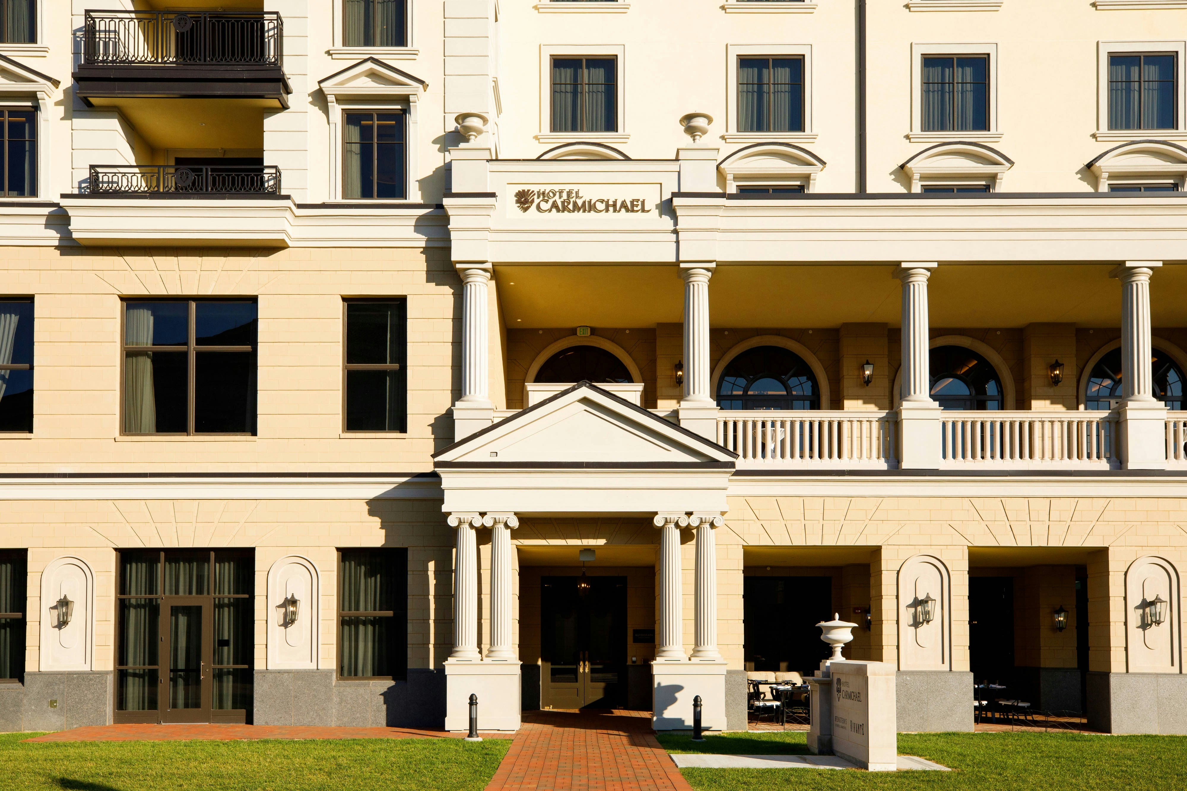 Hotel Carmichael, Autograph Collection 2/71