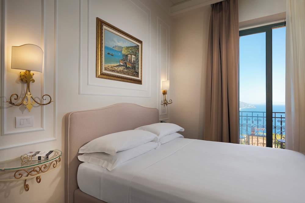 غرفة سوبيريور بسرير كوين بإطلالة على البحر بشرفة، Hotel La Pensione Svizzera 2/10