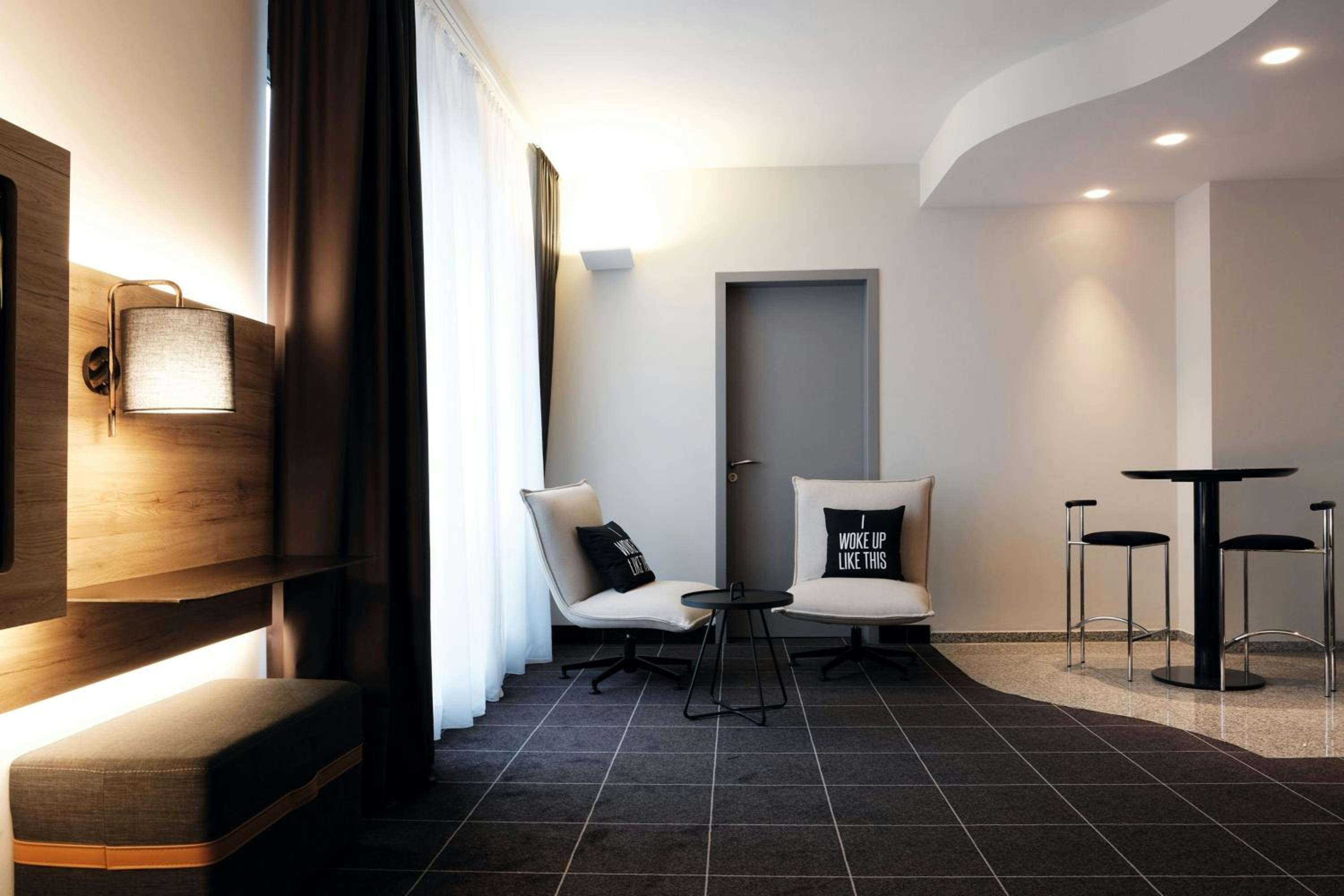 غرفة كبيرة بسرير كوين مع أريكة، FOUR POINTS FLEX by Sheraton Ratingen Dusseldorf Airport 7/10