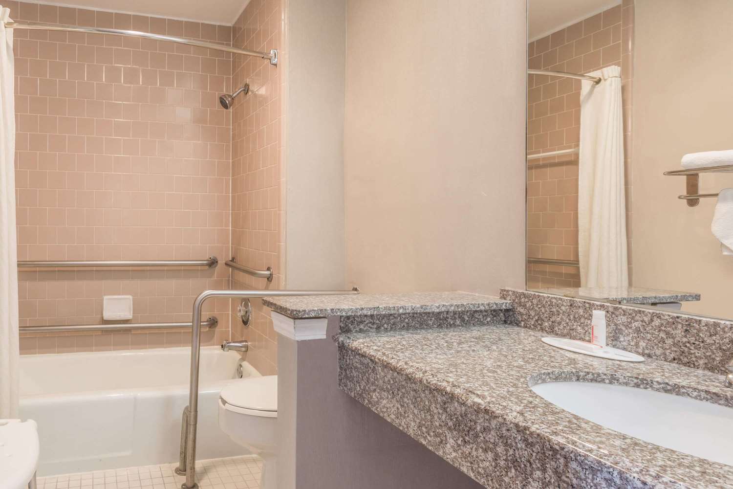 Super 8 By Wyndham Metairie 25/26