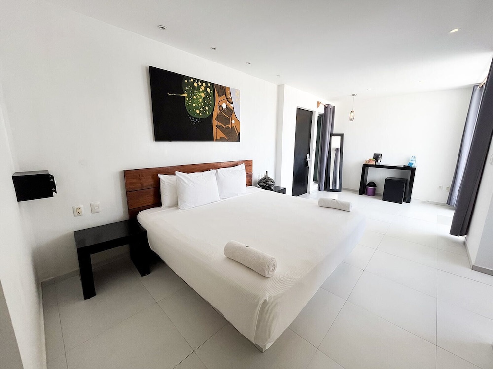 JUNIOR SUITE, KING BED, CITY VIEW