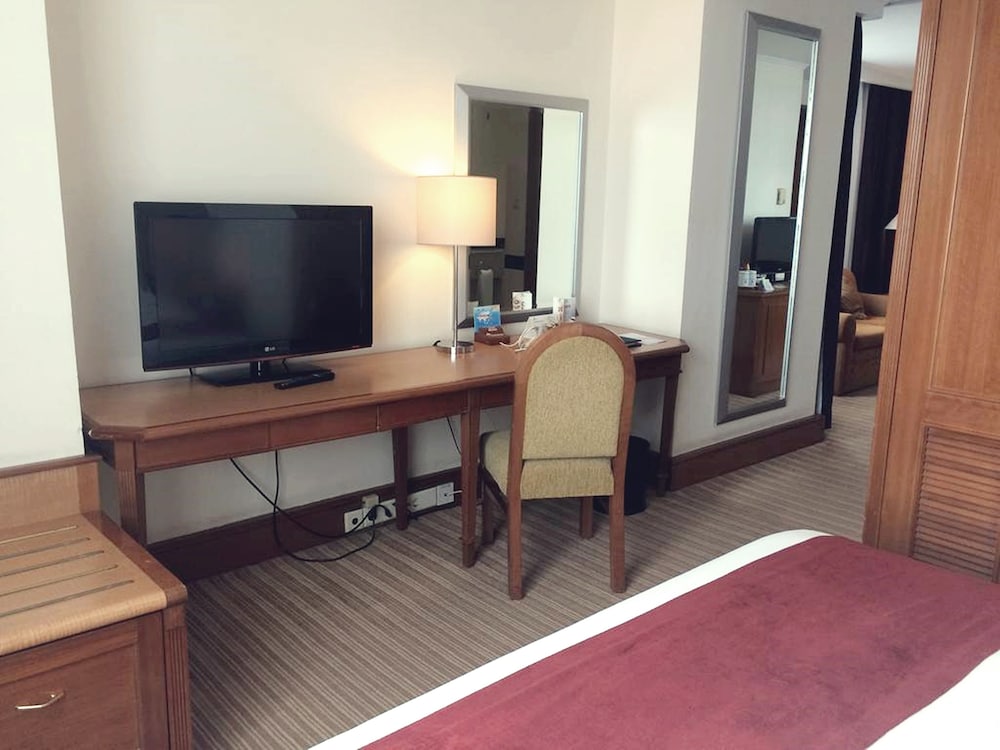Menara Peninsula Hotel 42/46