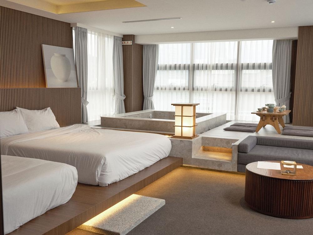 UH Suite The Myeongdong 13/52