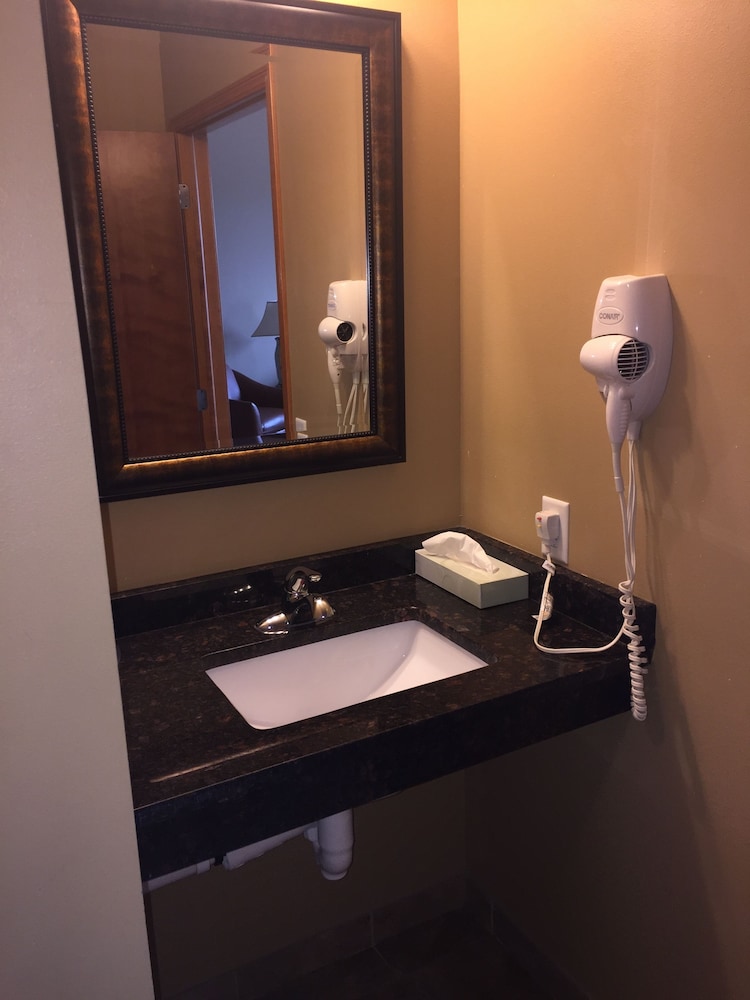 Cobblestone Inn and Suites Newton (ex. Boulders Inn & Suites) 30/55