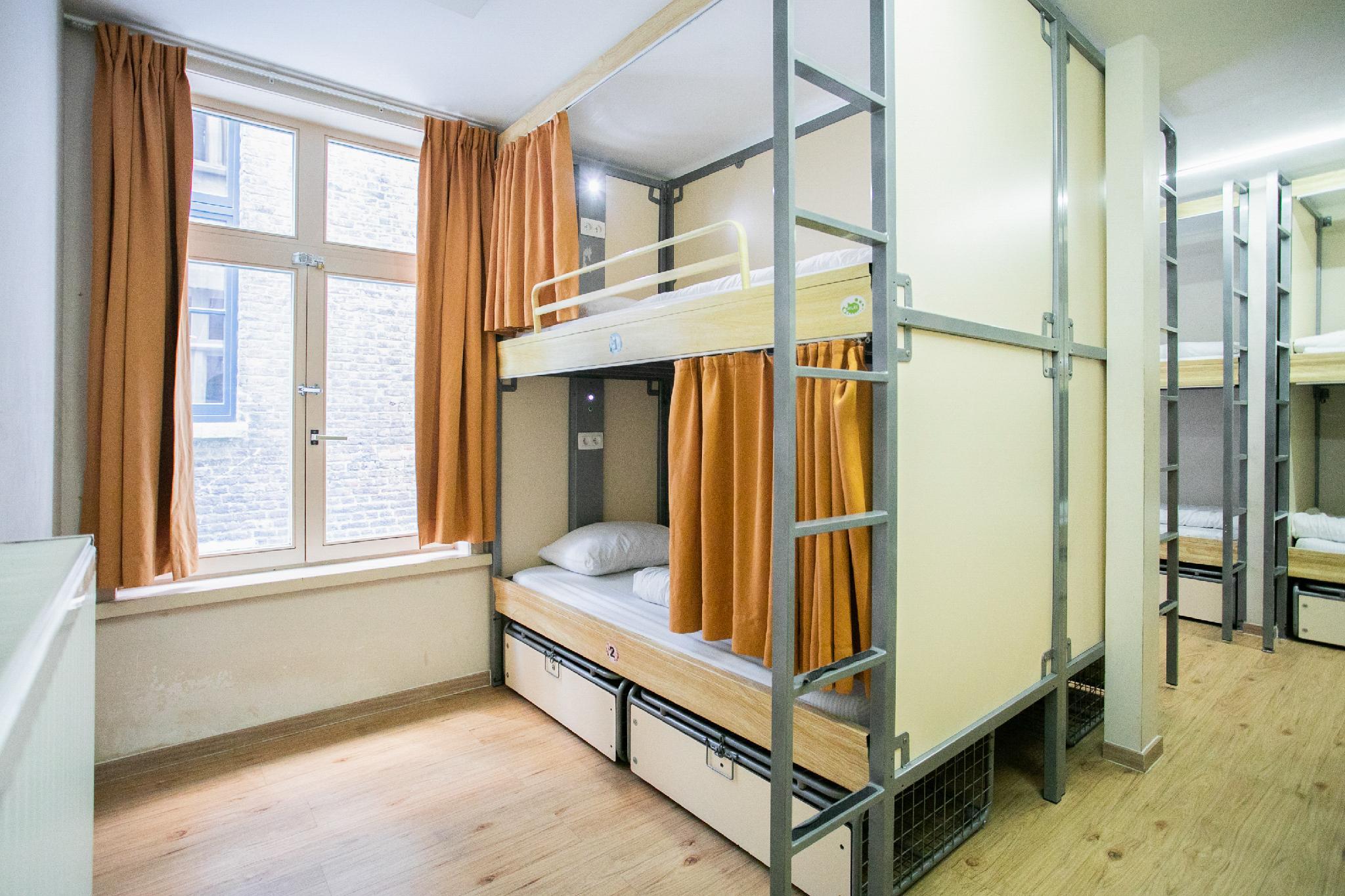 Mixed Dorm, 2 Double Beds, 16 Beds