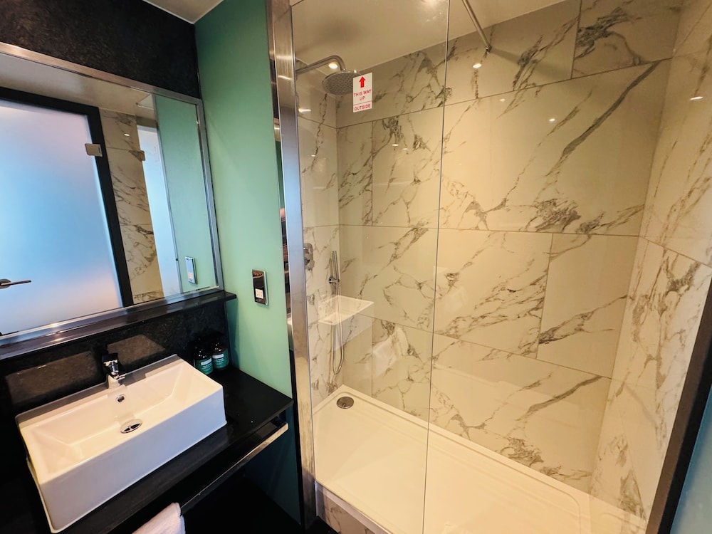 Crowne Plaza London - Kingston 49/50